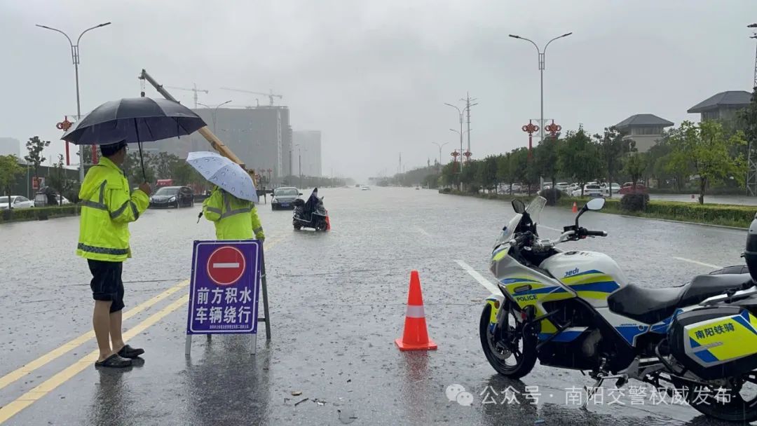 防汛压力大！暴雨之中，他们做最靠谱的城市“路标”