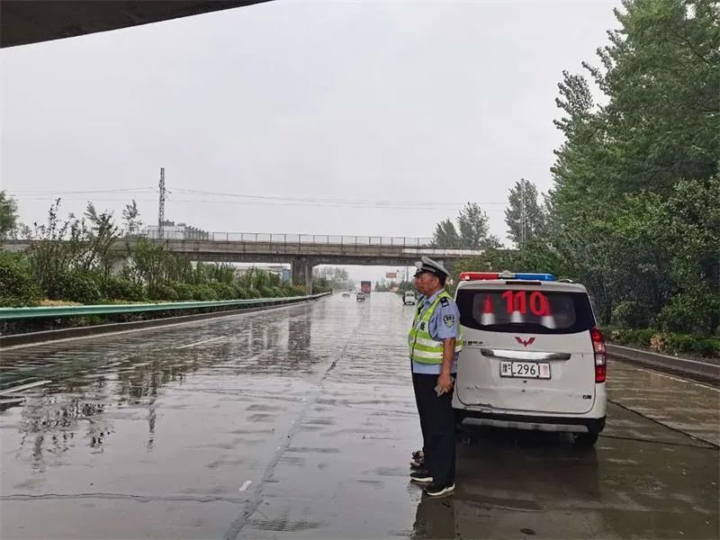 防汛压力大！暴雨之中，他们做最靠谱的城市“路标”