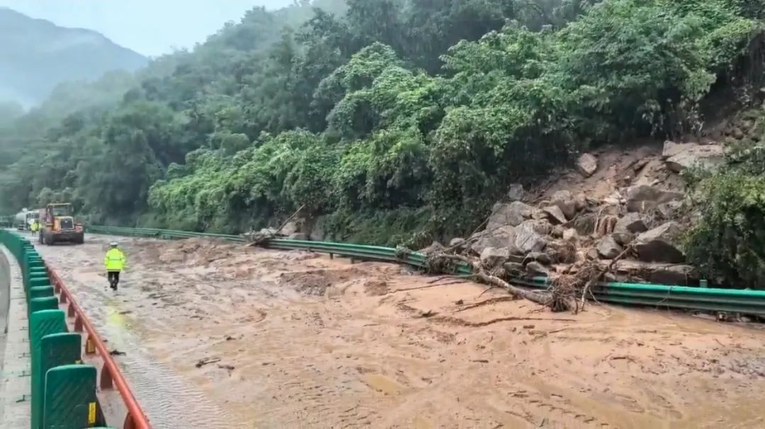 京昆高速突发泥石流交通中断!宝鸡多条道路交通管制! 京昆高速突发泥石流交通中断!宝鸡多条道路交通管制!