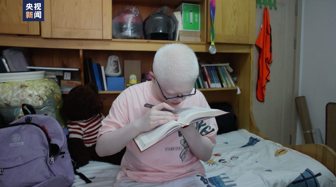 视力不足0.01，上课全靠望远镜？他凭惊人毅力考上清华！