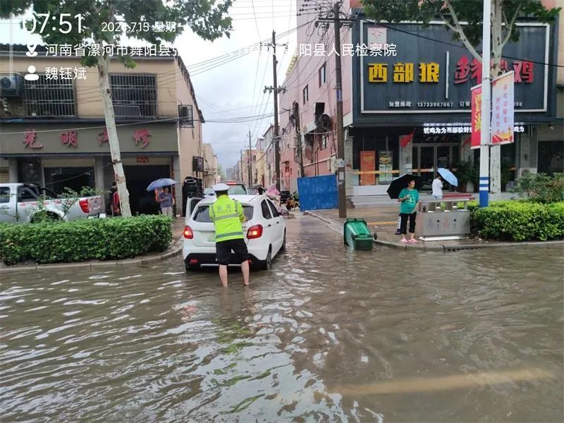 防汛压力大！暴雨之中，他们做最靠谱的城市“路标”