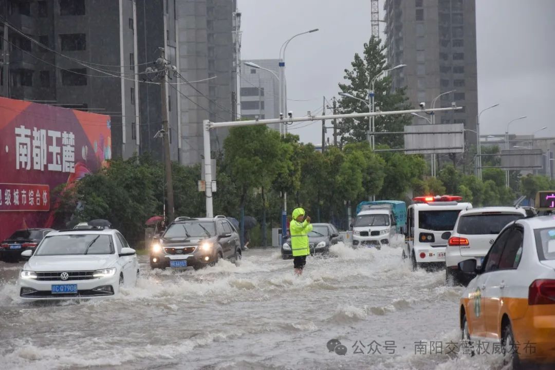 防汛压力大！暴雨之中，他们做最靠谱的城市“路标”
