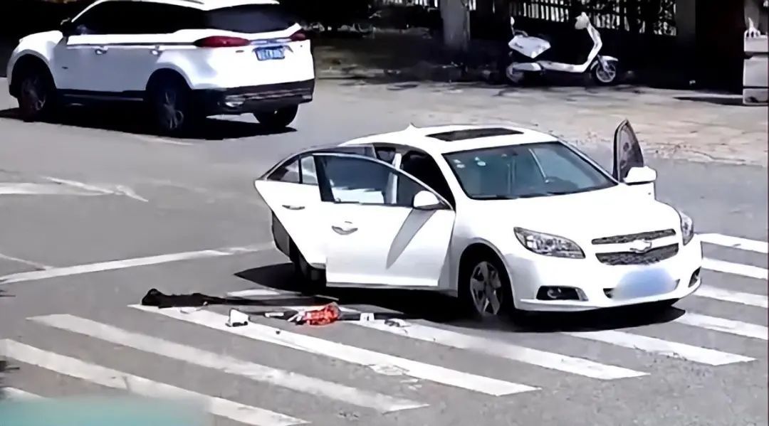 夏季高温,这个不经意的操作导致车窗被炸飞! 夏季高温,这个不经意的操作导致车窗被炸飞!