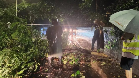 持续强降雨!直击陕西宝鸡抢险救援现场→ 持续强降雨!直击陕西宝鸡抢险救援现场→