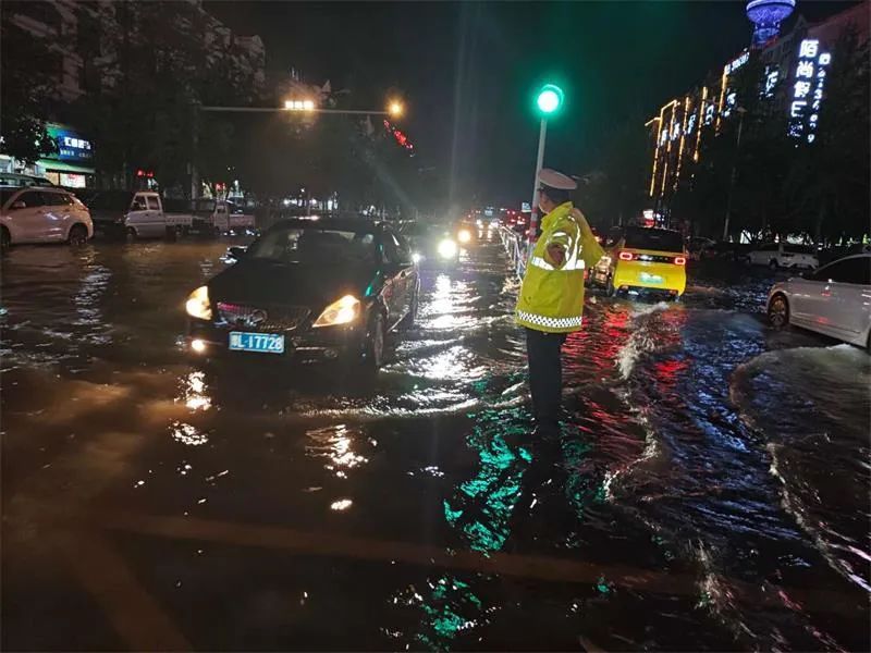 防汛压力大！暴雨之中，他们做最靠谱的城市“路标”