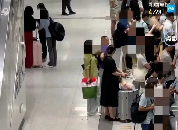 挤地铁被全程直播？网友怒了：超级被冒犯！最新回应→