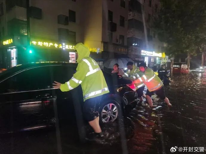 防汛压力大！暴雨之中，他们做最靠谱的城市“路标”