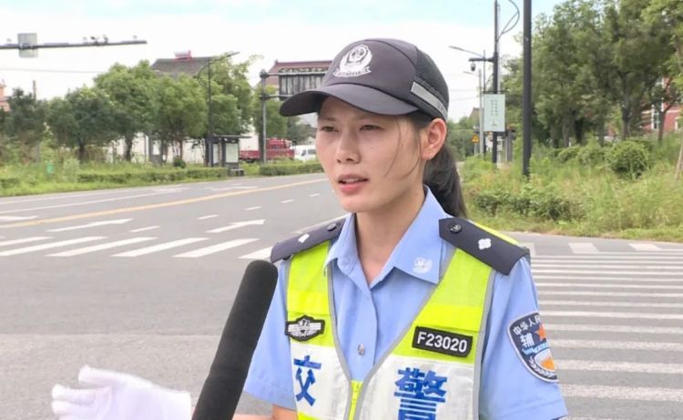 5秒！女警一声大喊，救下被卷入车底的骑车人