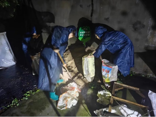 持续强降雨!直击陕西宝鸡抢险救援现场→ 持续强降雨!直击陕西宝鸡抢险救援现场→