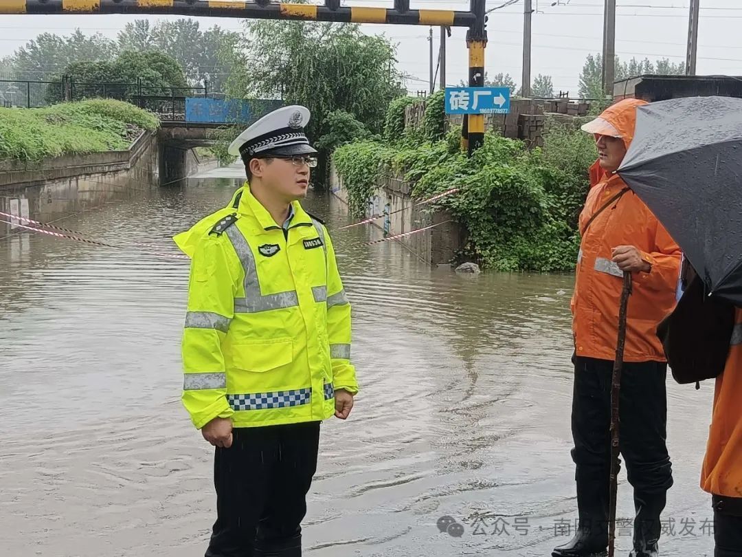 防汛压力大！暴雨之中，他们做最靠谱的城市“路标”