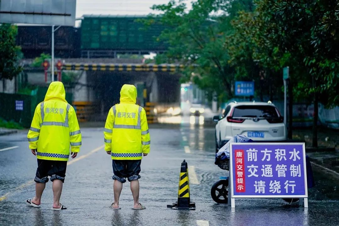 防汛压力大！暴雨之中，他们做最靠谱的城市“路标”