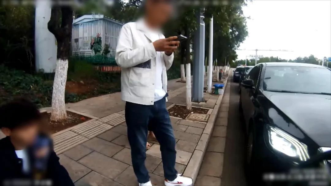 奔驰车追尾，驾驶人：我还未满16岁……