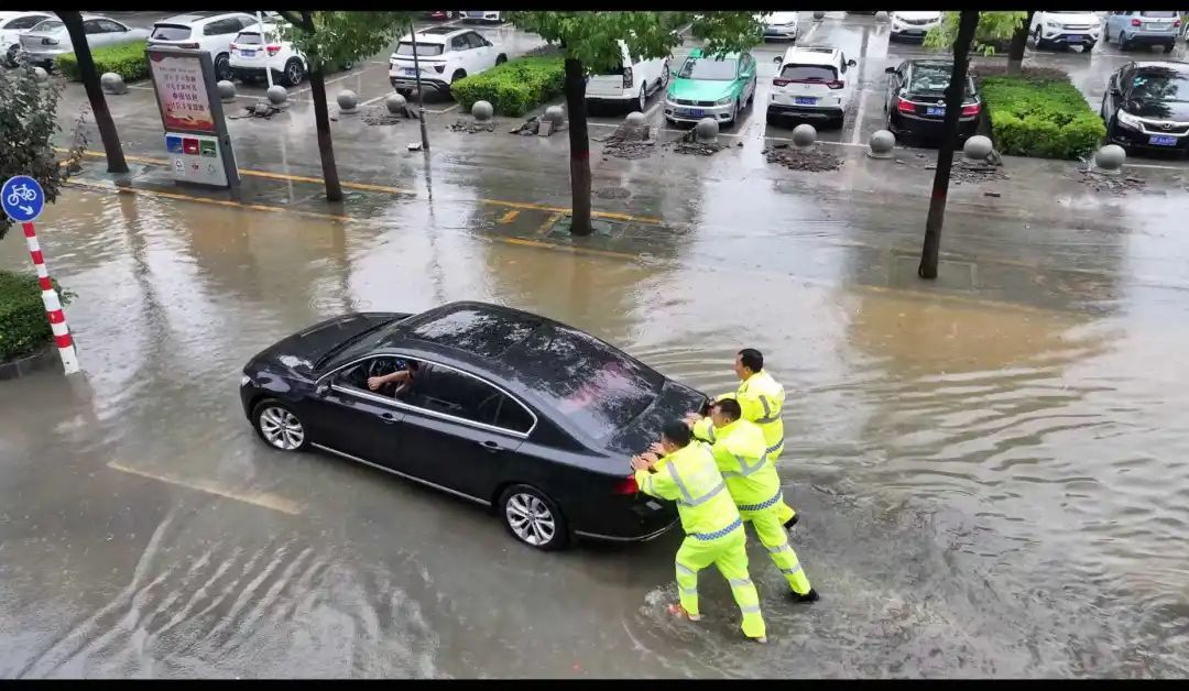 防汛压力大！暴雨之中，他们做最靠谱的城市“路标”