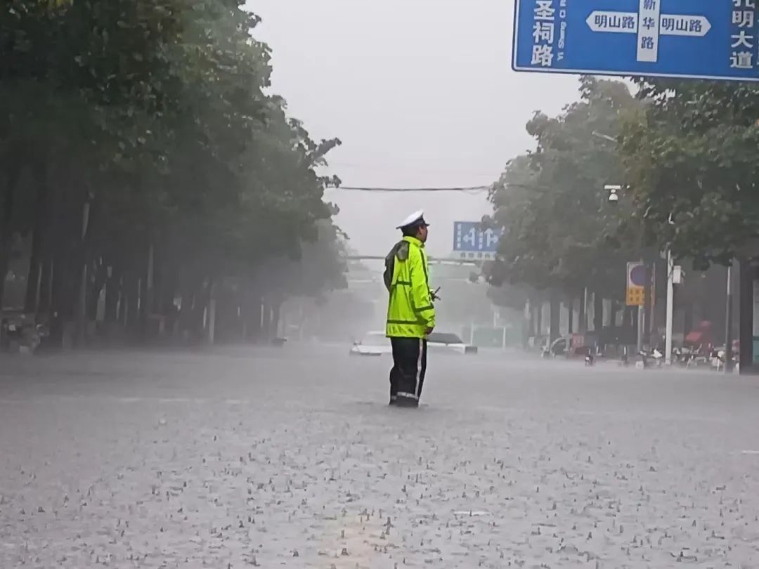 防汛压力大！暴雨之中，他们做最靠谱的城市“路标”