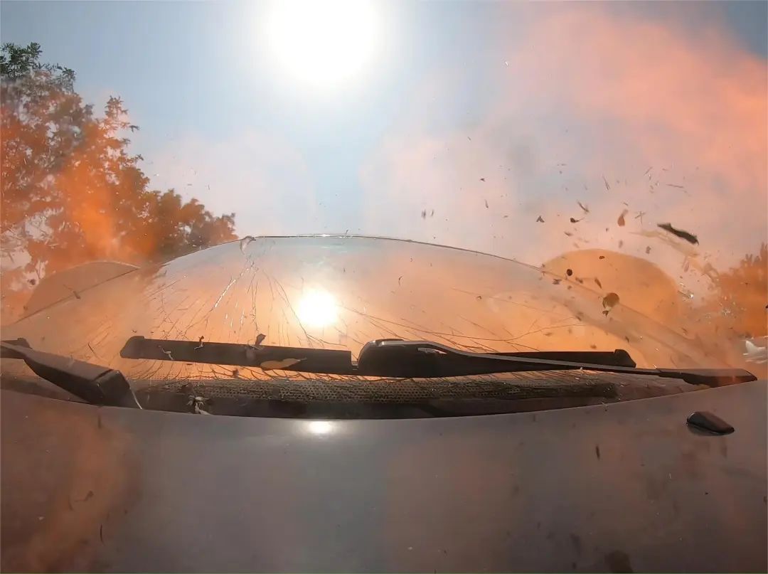 夏季高温,这个不经意的操作导致车窗被炸飞! 夏季高温,这个不经意的操作导致车窗被炸飞!