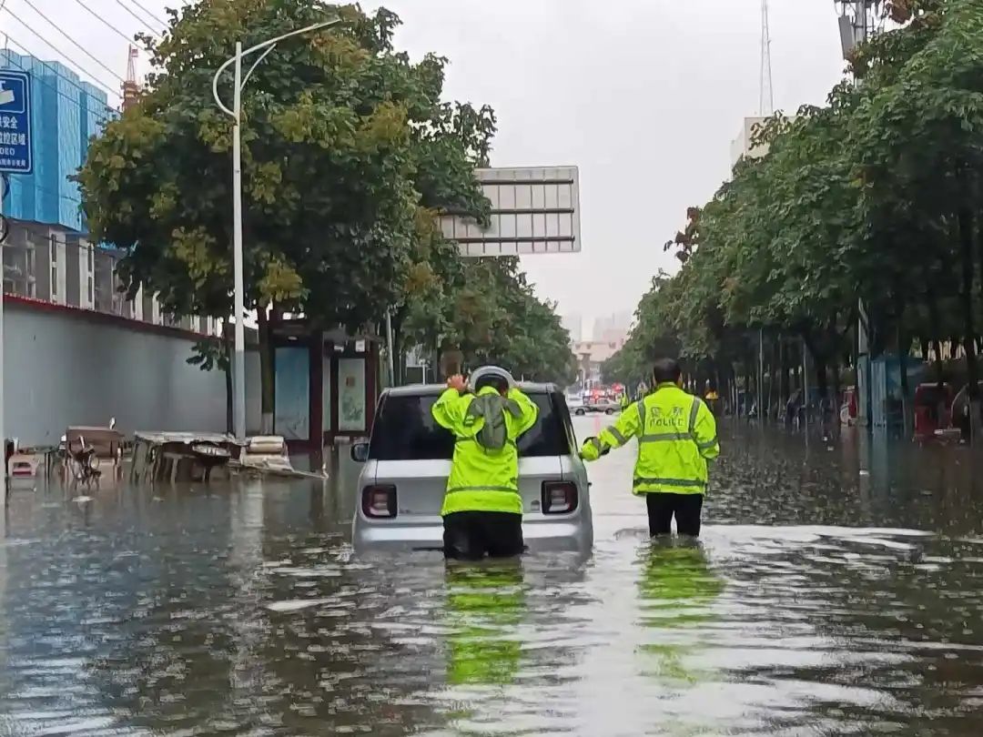 防汛压力大！暴雨之中，他们做最靠谱的城市“路标”
