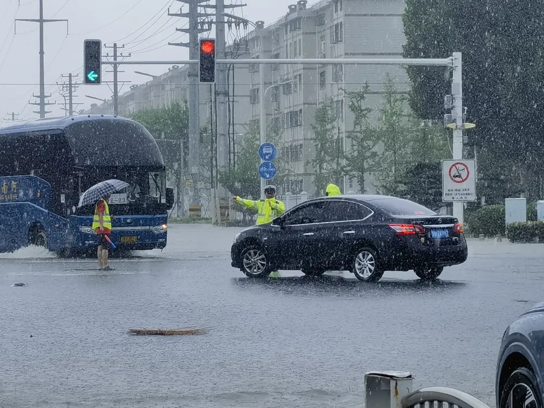防汛压力大！暴雨之中，他们做最靠谱的城市“路标”