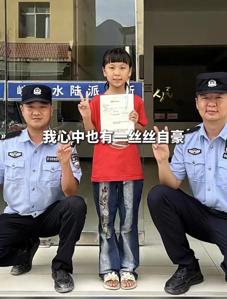 小学生请警察帮忙完成暑假作业……民警当场答应! 小学生请警察帮忙完成暑假作业……民警当场答应!