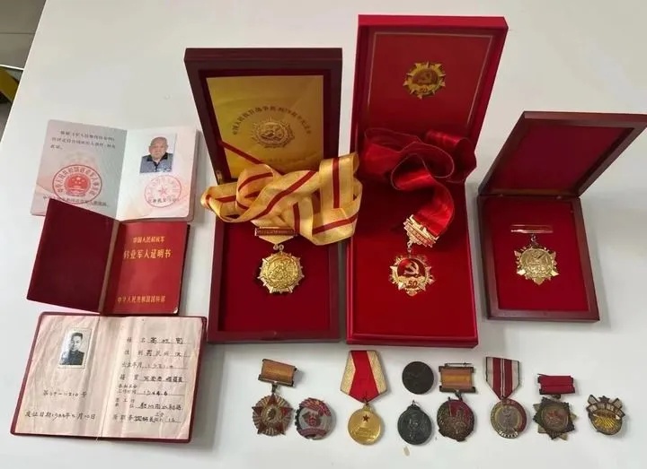 他去世了,骨灰中发现3枚弹片…… 他去世了,骨灰中发现3枚弹片……