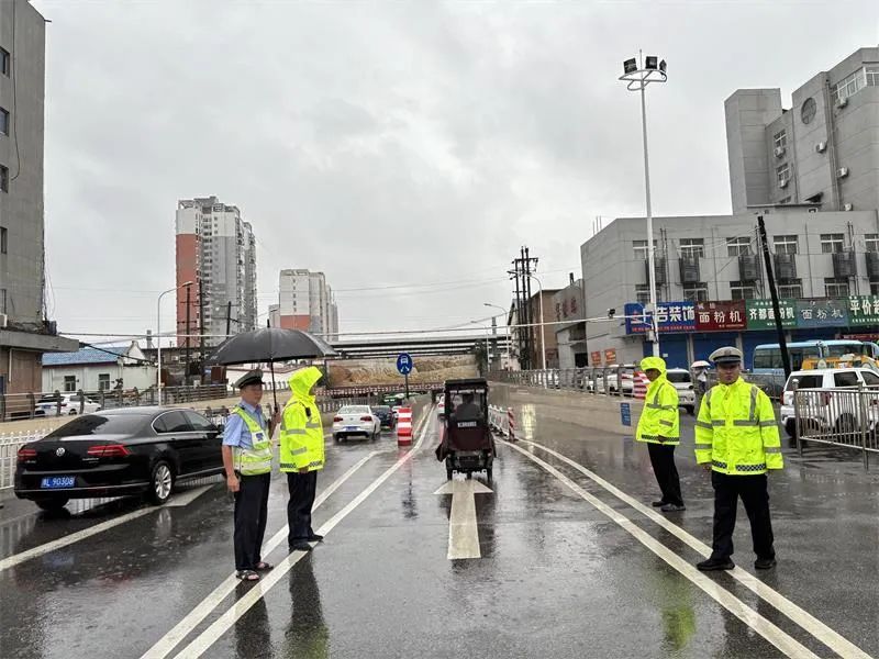 防汛压力大！暴雨之中，他们做最靠谱的城市“路标”