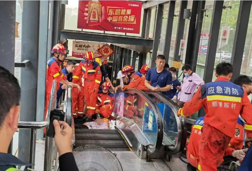 惊险万分！老婆婆半截身体被卷入超市电梯，最新通报→