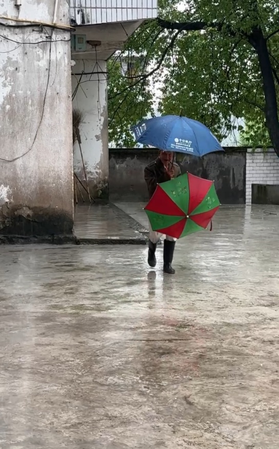 “55岁了还有爷爷疼，好幸福。”