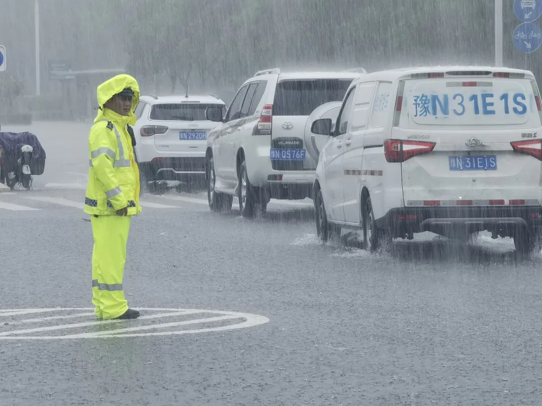 防汛压力大！暴雨之中，他们做最靠谱的城市“路标”