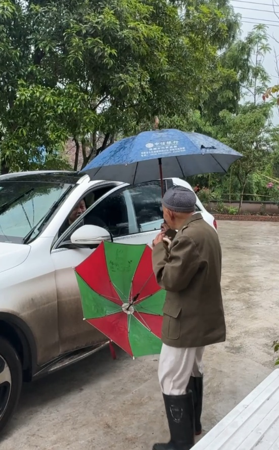 “55岁了还有爷爷疼，好幸福。”