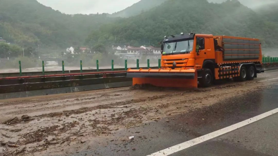 京昆高速突发泥石流交通中断!宝鸡多条道路交通管制! 京昆高速突发泥石流交通中断!宝鸡多条道路交通管制!