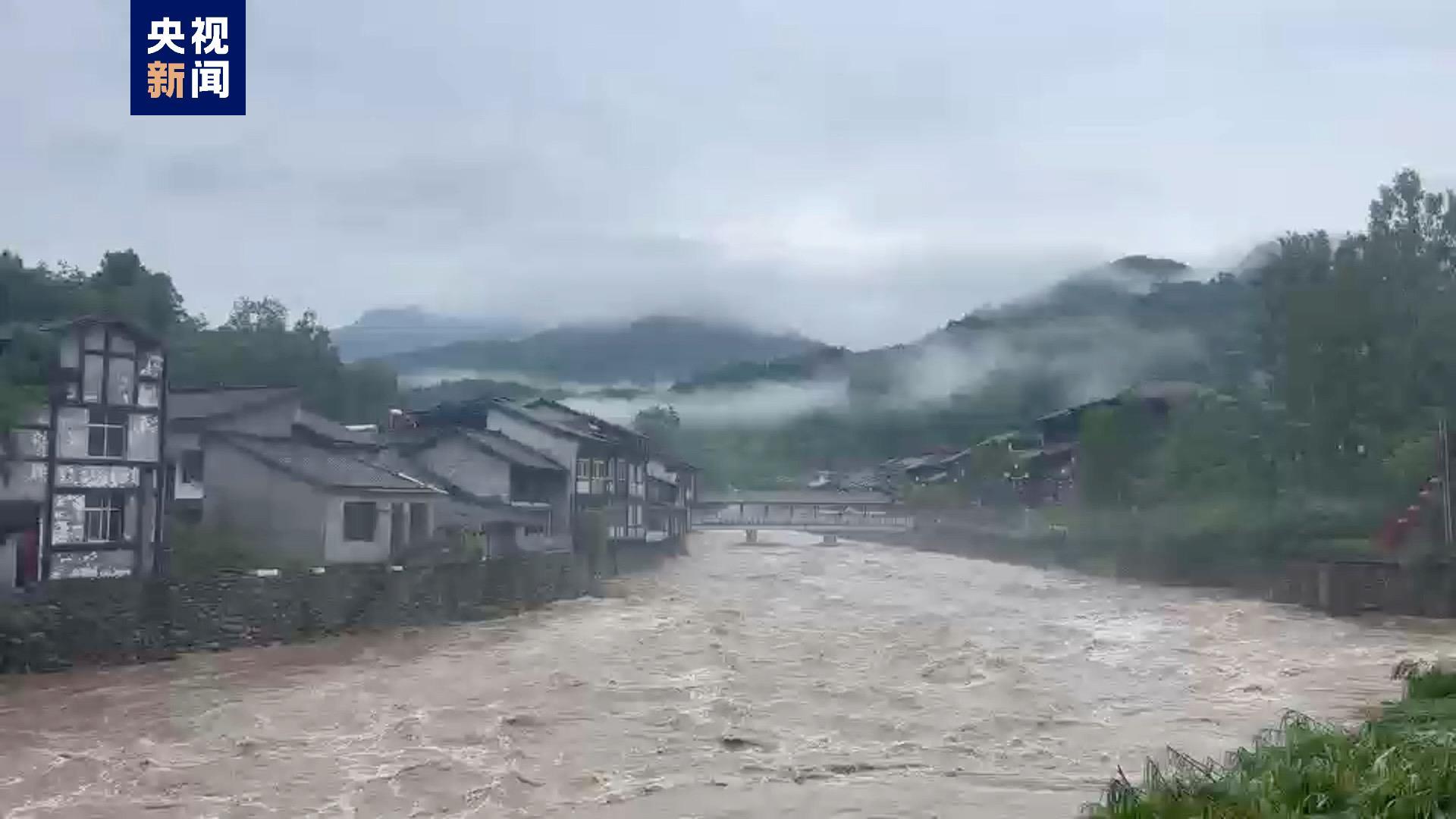 陕西汉中:强降雨致洪水倒灌古镇,部分国道塌方中断 陕西汉中:强降雨致洪水倒灌古镇,部分国道塌方中断