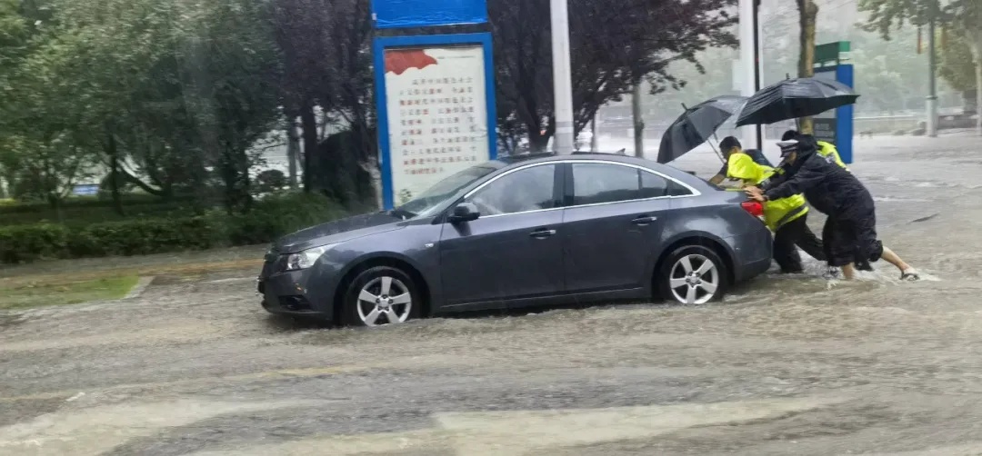 防汛压力大！暴雨之中，他们做最靠谱的城市“路标”