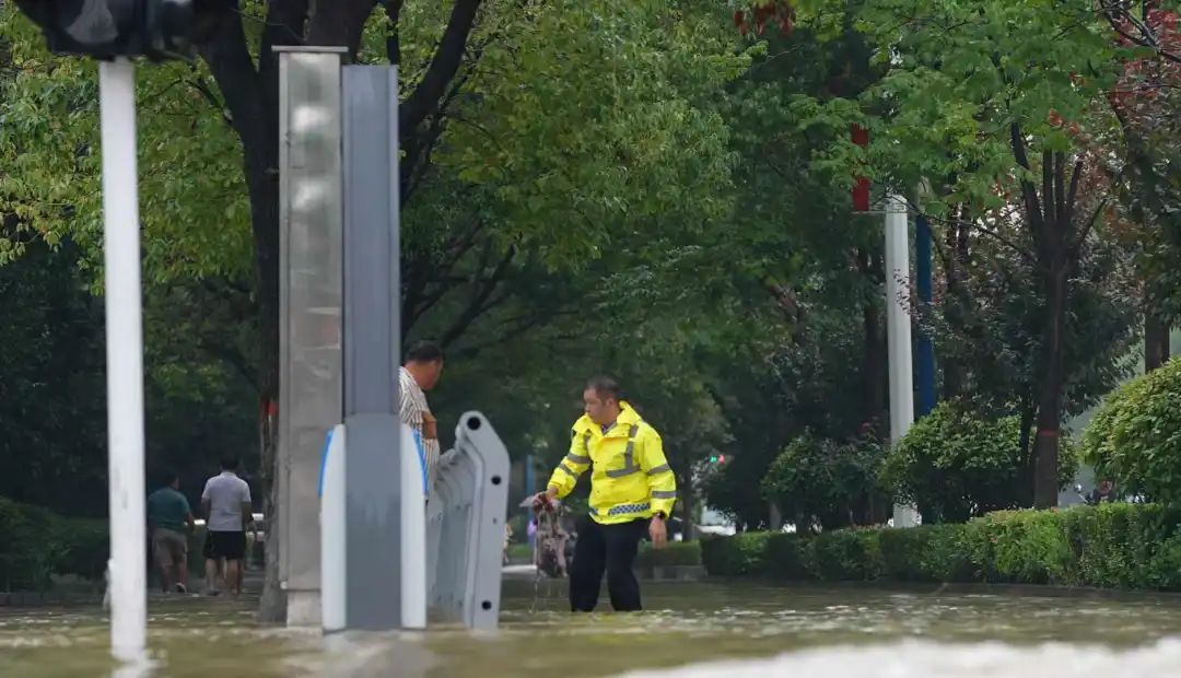 防汛压力大！暴雨之中，他们做最靠谱的城市“路标”