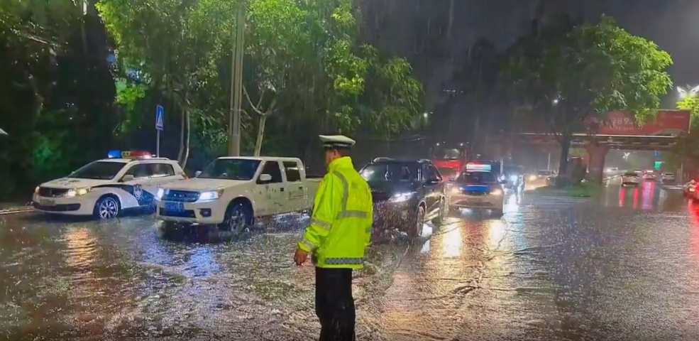 京昆高速突发泥石流交通中断!宝鸡多条道路交通管制! 京昆高速突发泥石流交通中断!宝鸡多条道路交通管制!