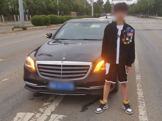 奔驰车追尾，驾驶人：我还未满16岁……