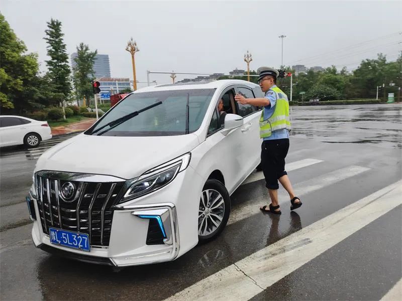 防汛压力大！暴雨之中，他们做最靠谱的城市“路标”