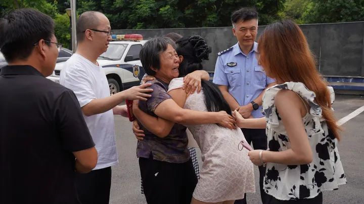 “我的宝宝！”这对母女重逢瞬间，看哭众人