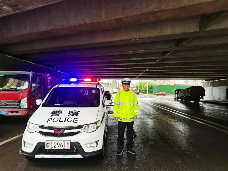 防汛压力大！暴雨之中，他们做最靠谱的城市“路标”