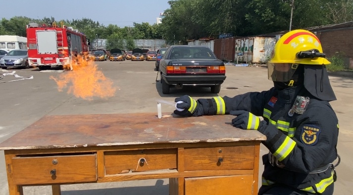 夏季高温,这个不经意的操作导致车窗被炸飞! 夏季高温,这个不经意的操作导致车窗被炸飞!