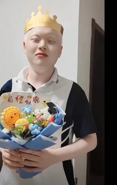 视力不足0.01，上课全靠望远镜？他凭惊人毅力考上清华！