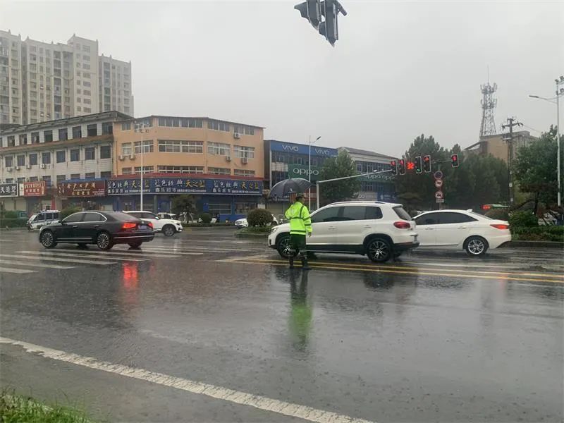 防汛压力大！暴雨之中，他们做最靠谱的城市“路标”