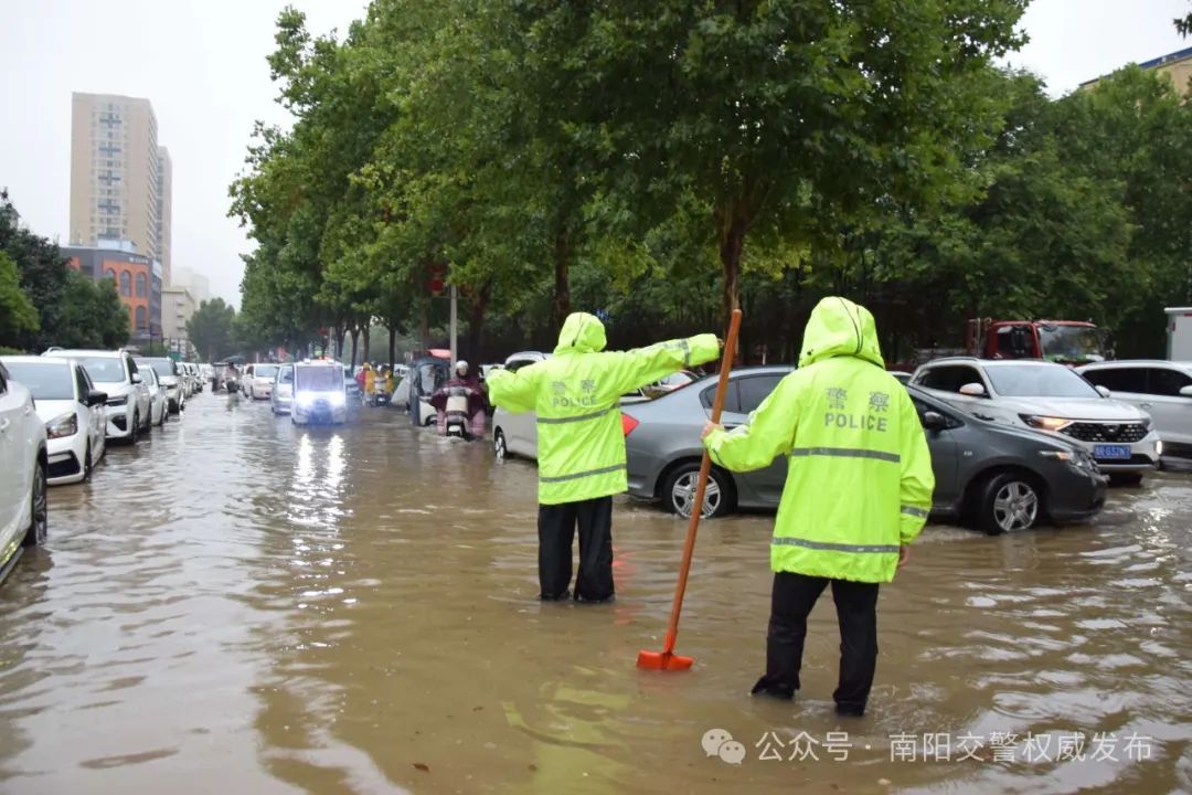 防汛压力大！暴雨之中，他们做最靠谱的城市“路标”
