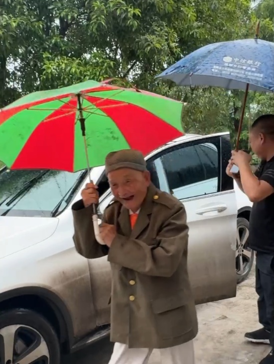 “55岁了还有爷爷疼，好幸福。”