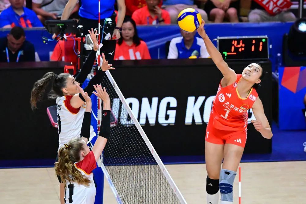 中国女排即将出征奥运!她的腰伤怎么样了? 中国女排即将出征奥运!她的腰伤怎么样了?