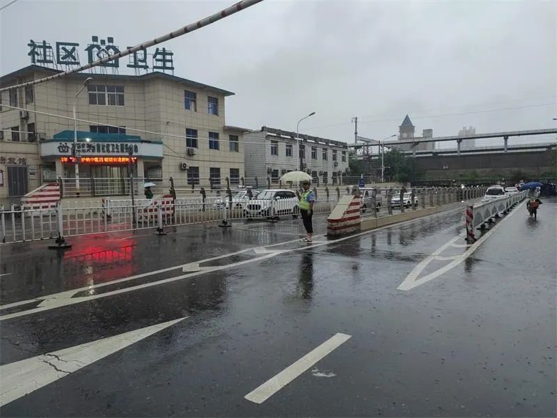 防汛压力大！暴雨之中，他们做最靠谱的城市“路标”