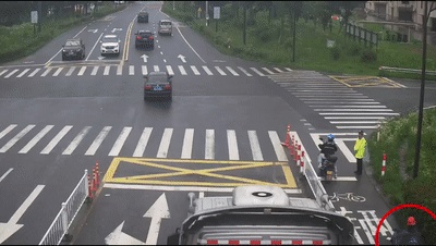 5秒！女警一声大喊，救下被卷入车底的骑车人