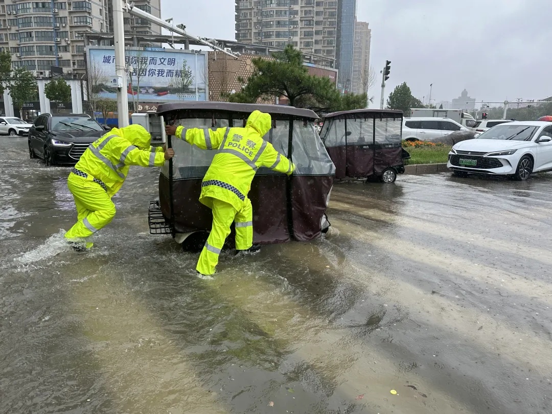 防汛压力大！暴雨之中，他们做最靠谱的城市“路标”