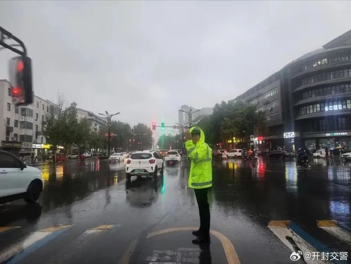 防汛压力大！暴雨之中，他们做最靠谱的城市“路标”