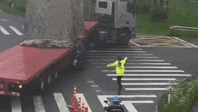 5秒！女警一声大喊，救下被卷入车底的骑车人