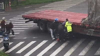 5秒！女警一声大喊，救下被卷入车底的骑车人