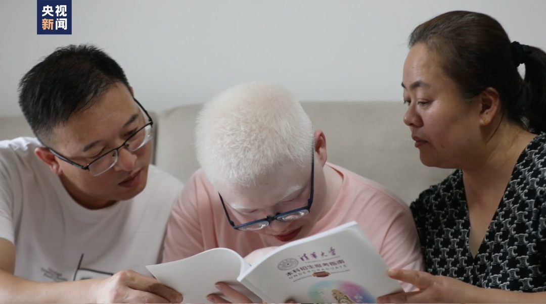 视力不足0.01，上课全靠望远镜？他凭惊人毅力考上清华！